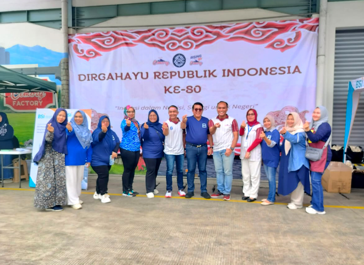 Mengunjungi acara Bazar UMKM Binaan DPK APINDO Kabupaten Bogor, Foto Bersama dengan Manajemen PT. Cisarua Mountain Dairy, Tbk. dan Peserta Bazar UMKM pada Perayaan HUT RI ke 80.